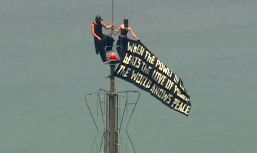 Russian Daredevils Unfurl Banner Atop New York’s Empire State Building in Marriage Proposal Stunt